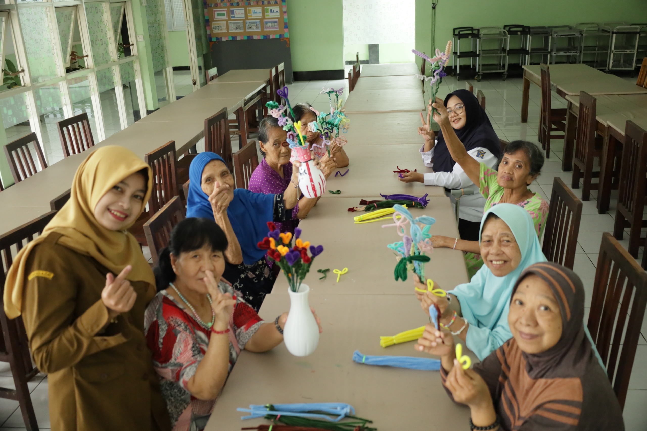 Pendamping dan warga memperlihatkan hasil kegiatan kerajinan bersama