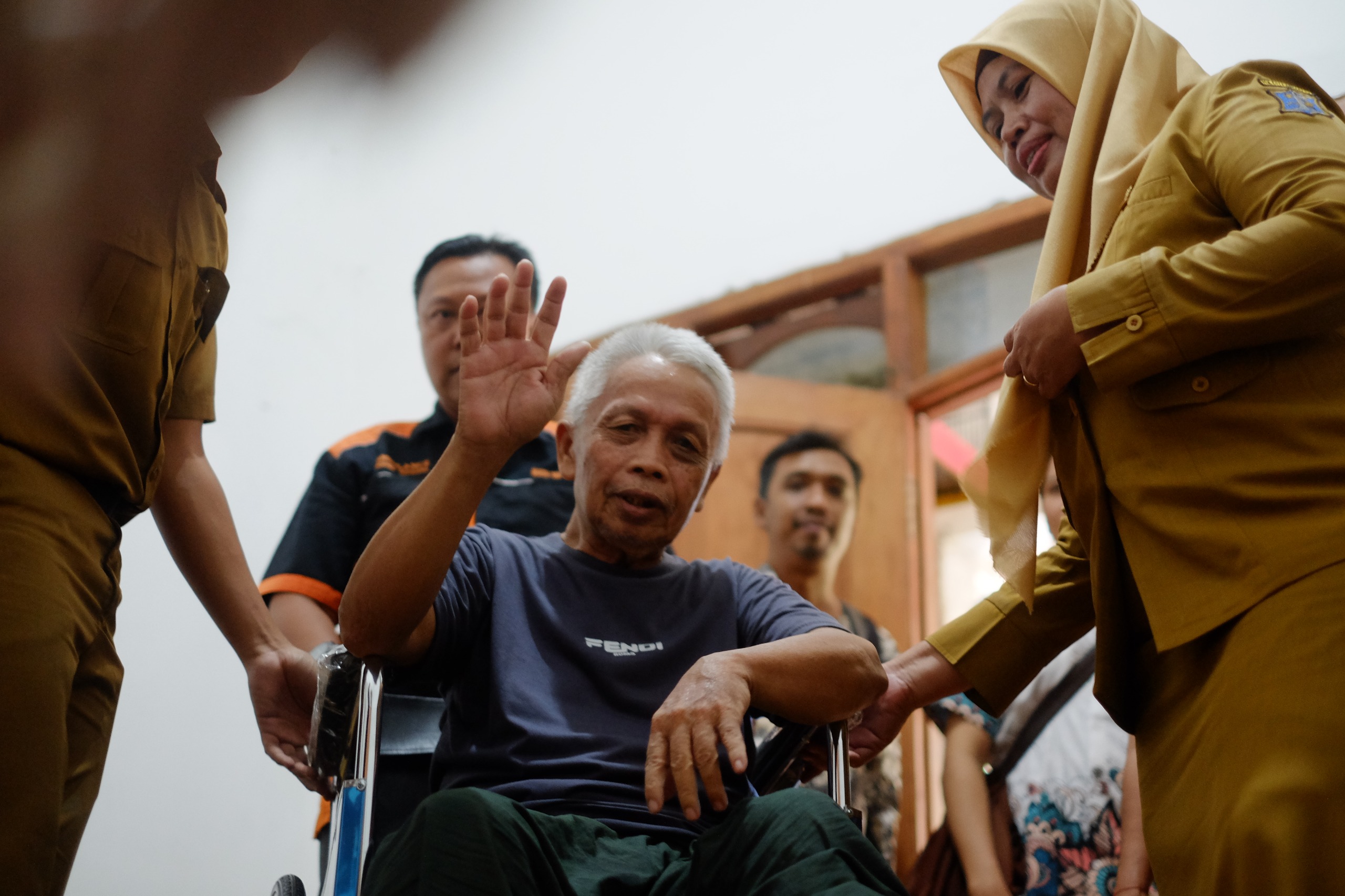 Petugas mendampingi warga pengguna kursi roda
